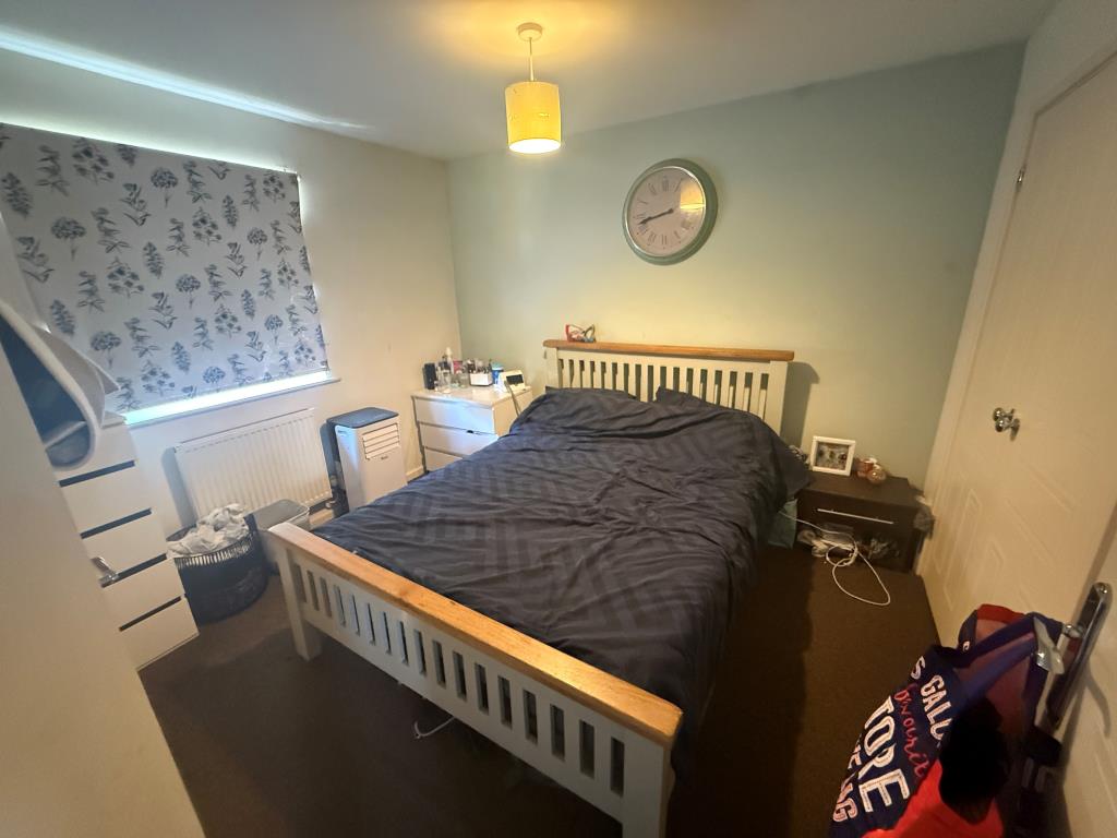 Lot: 94 - SEMI-DETACHED HOUSE FOR INVESTMENT - Main bedroom